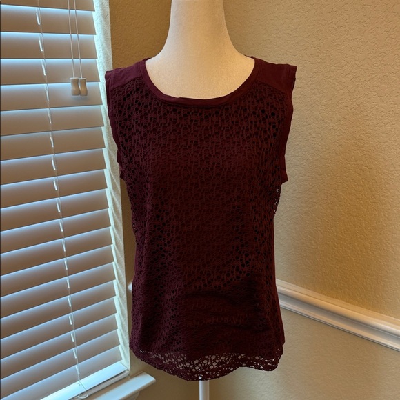 LOFT Outlet Maroon Burgundy Textured Sleeveless Tank Top Woman's Medium - Picture 1 of 13